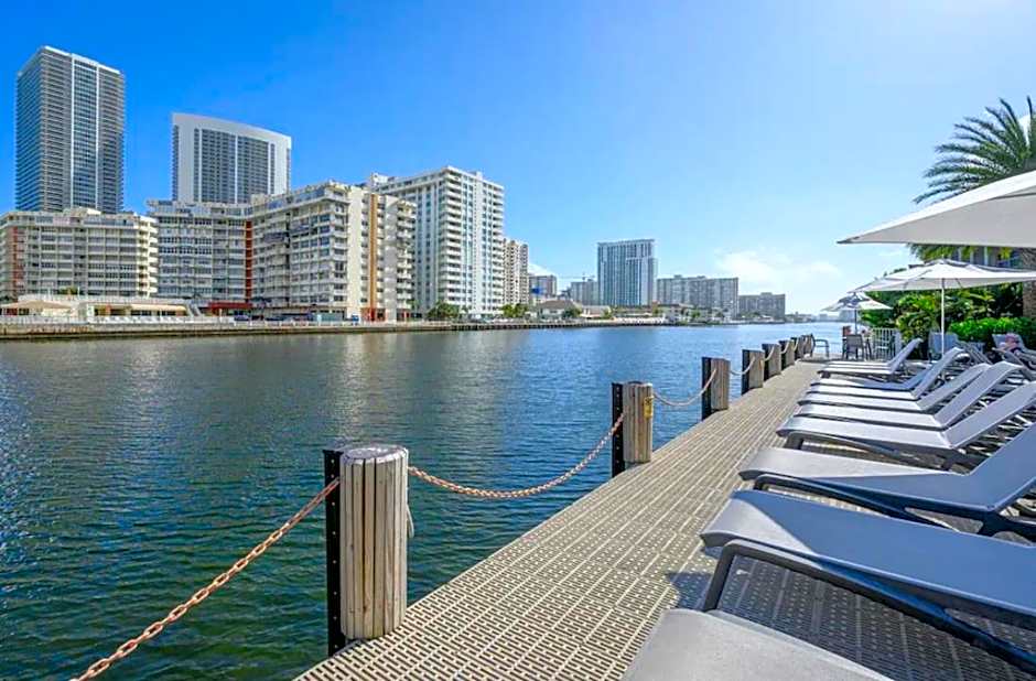 Stunning Penthouse Suite Waterfront 2BD 2BA