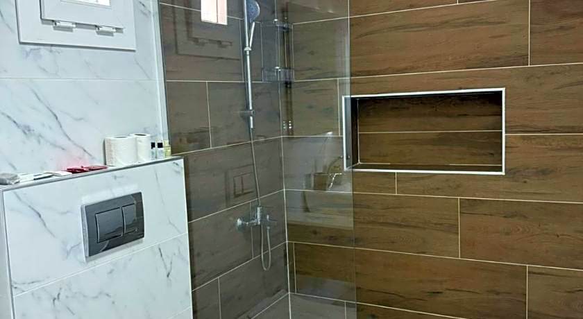 WB WEEKEND HOTEL AND SUITES