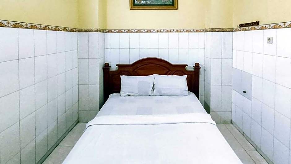 Hotel Shinta 1 near Stasiun Kertosono Mitra RedDoorz