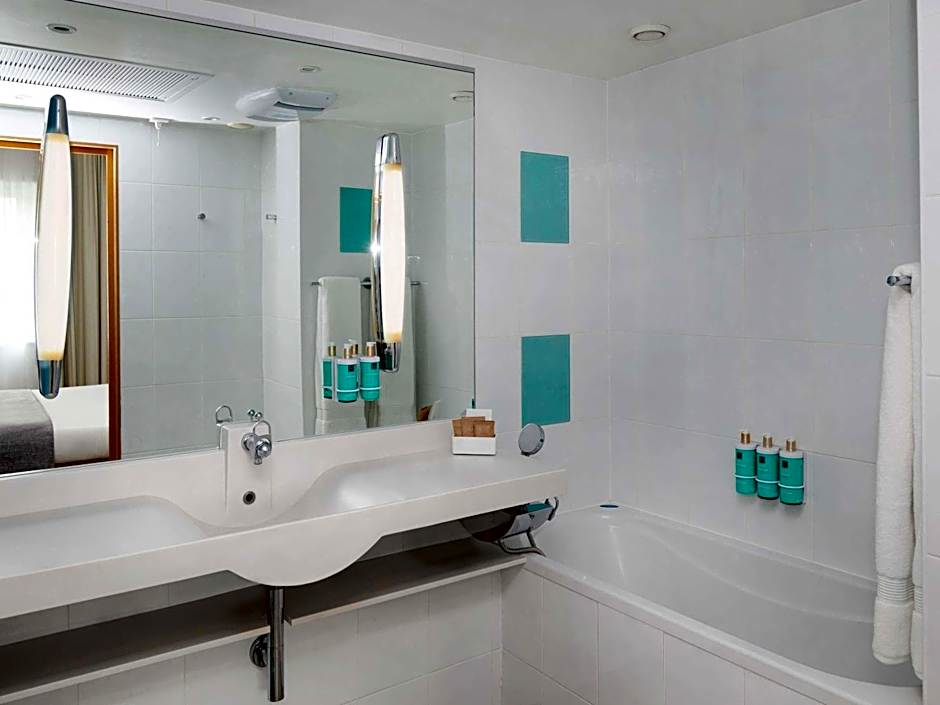 Novotel London West