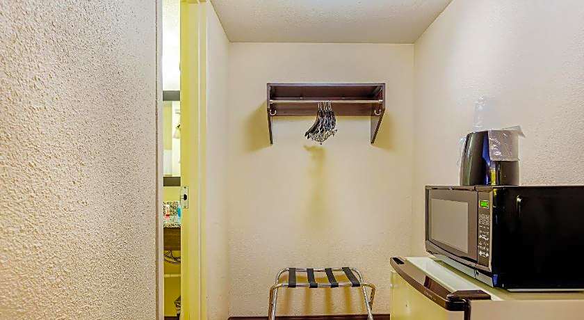 OYO Hotel Moline Downtown IL I-74 North