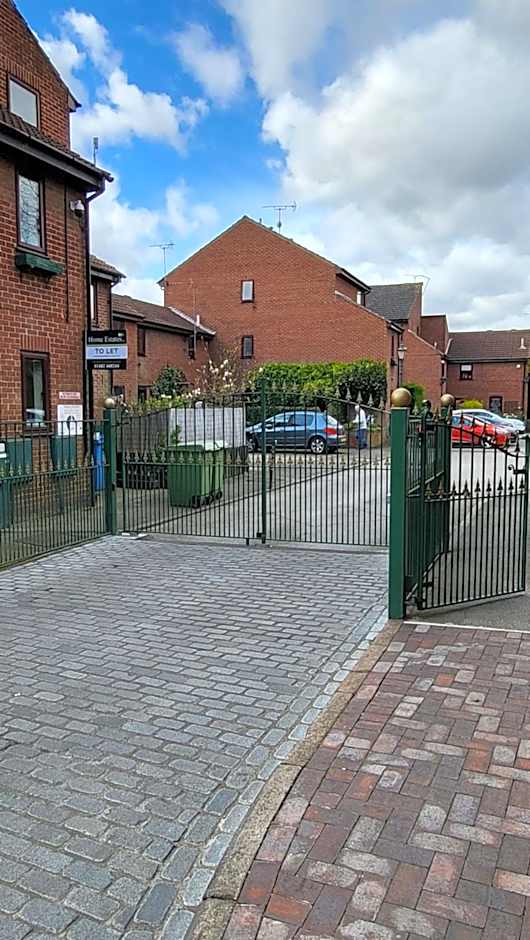 1 Bed Old Town City Studio near Theatre Suit Work or Leisure