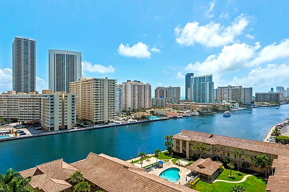 Water View Building With Pool - 5-Min Walk To The Beach - Cozy Studios