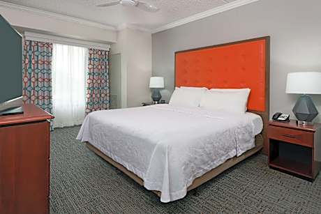 1 Kng/2qn Mobility/hearing Access Tub Ste Nsmk Vis Firealrm/door/phn Alrt-ktchn-sofabd Free Wifi-dai