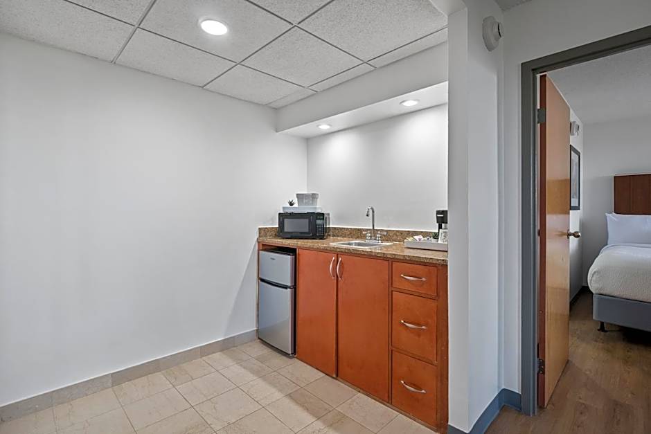 315 LoSo Hotel Airport