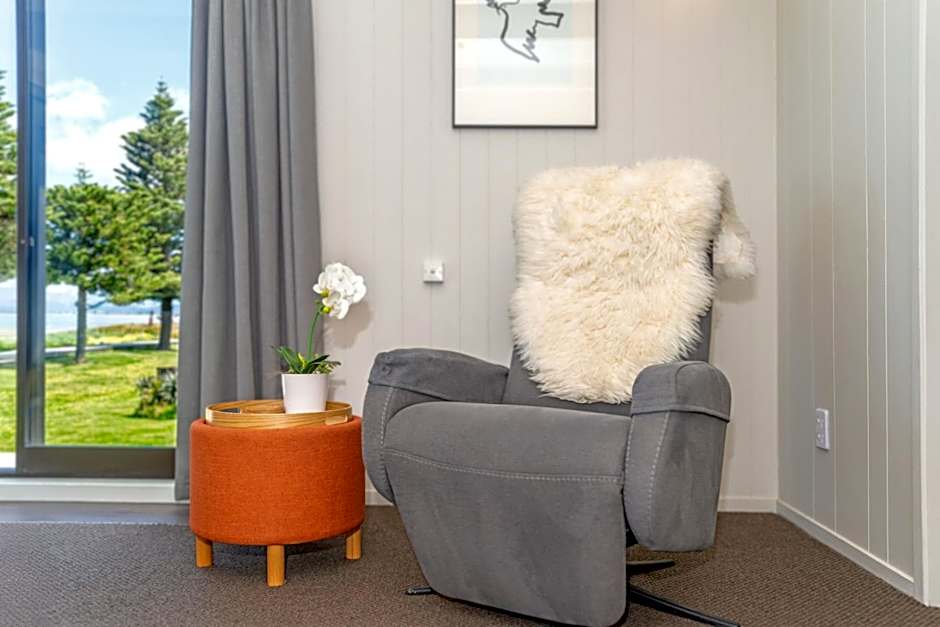 Whispering Sands Beachfront Motel