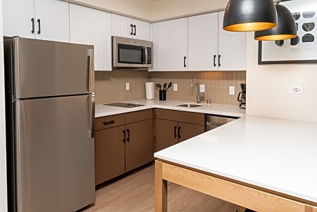 One-Bedroom Queen Suite - Hearing Accessible - Non-Smoking