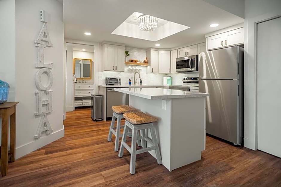 Walk to Beach, Dining & Shops Pool and AC