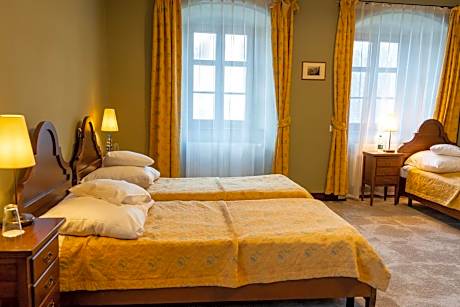 Standard Quadruple Room in Oficyna