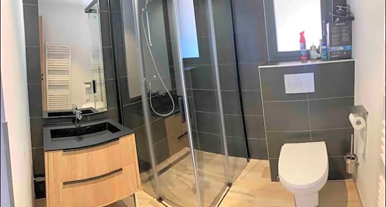 Chambre avec salle de bains privative