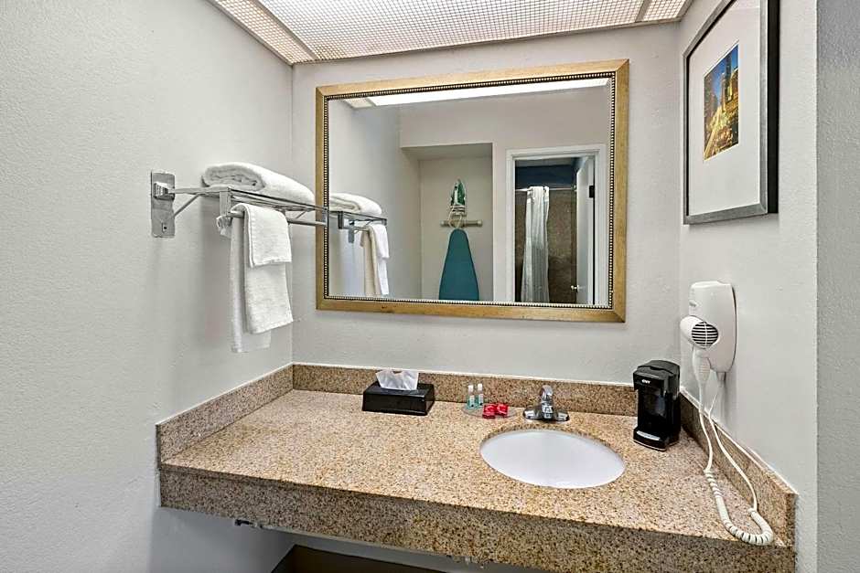 Quality Inn & Suites Fayetteville I-95