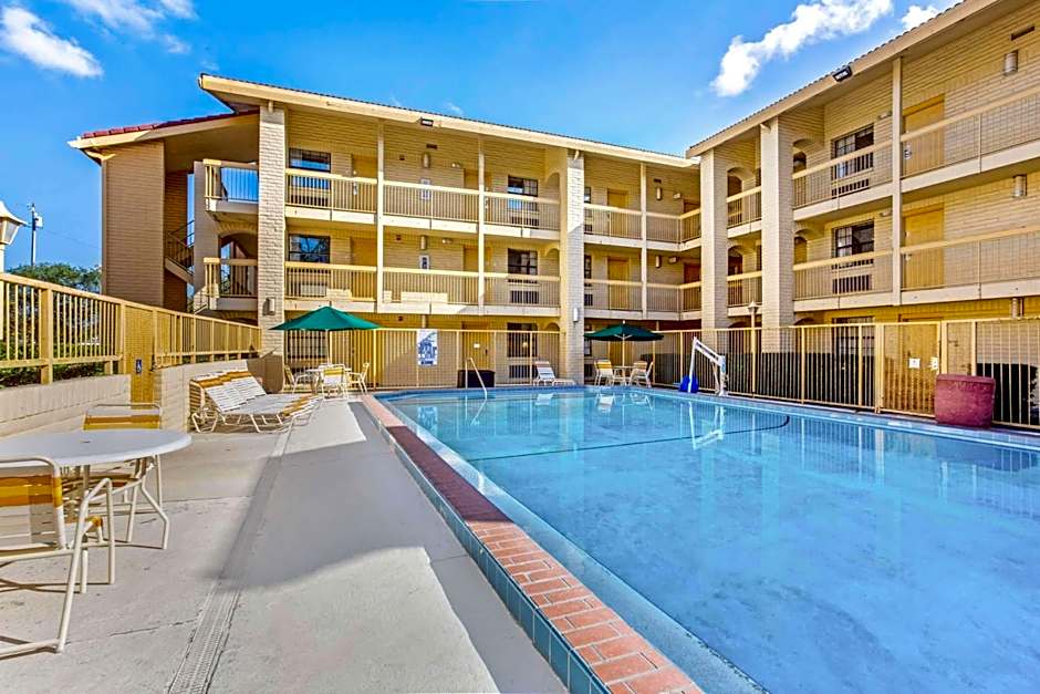 La Quinta Inn & Suites by Wyndham Tampa Bay Pinellas Park Clearw