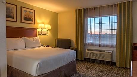 1 Queen Studio Suite Mobility Accessible Tub