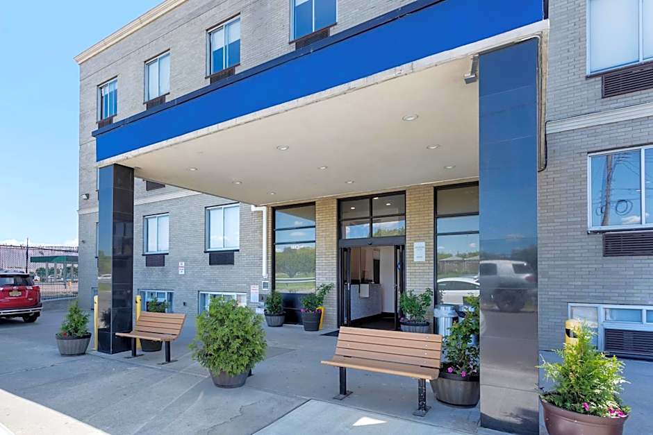 Avion Inn Near LGA Airport, an Ascend Collection Hotel