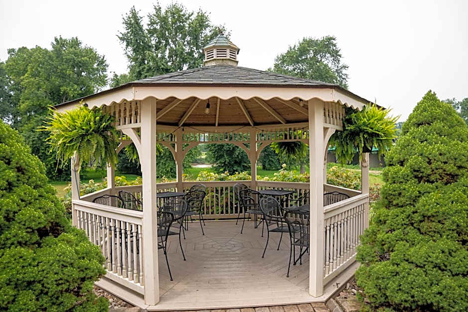 Coshocton Village Inn & Suites