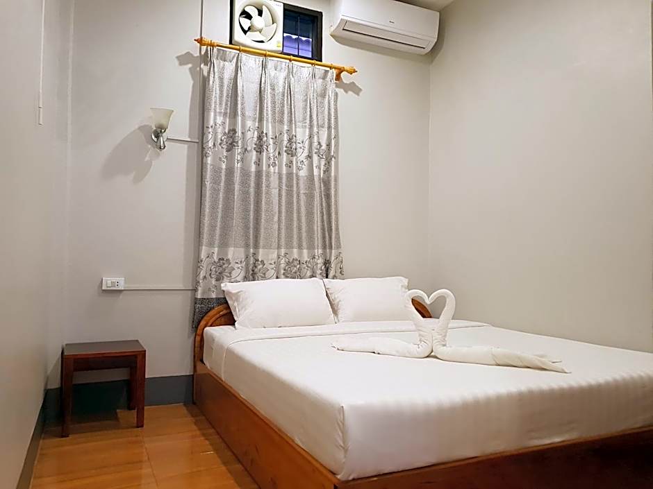 Photo 1 of 4 of Deluxe 1 King Bed