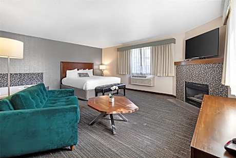 Suite-1 King Bed Non-Smoking Fireplace Whirlpool Microwave Fridge Wi-Fi Full Breakfast