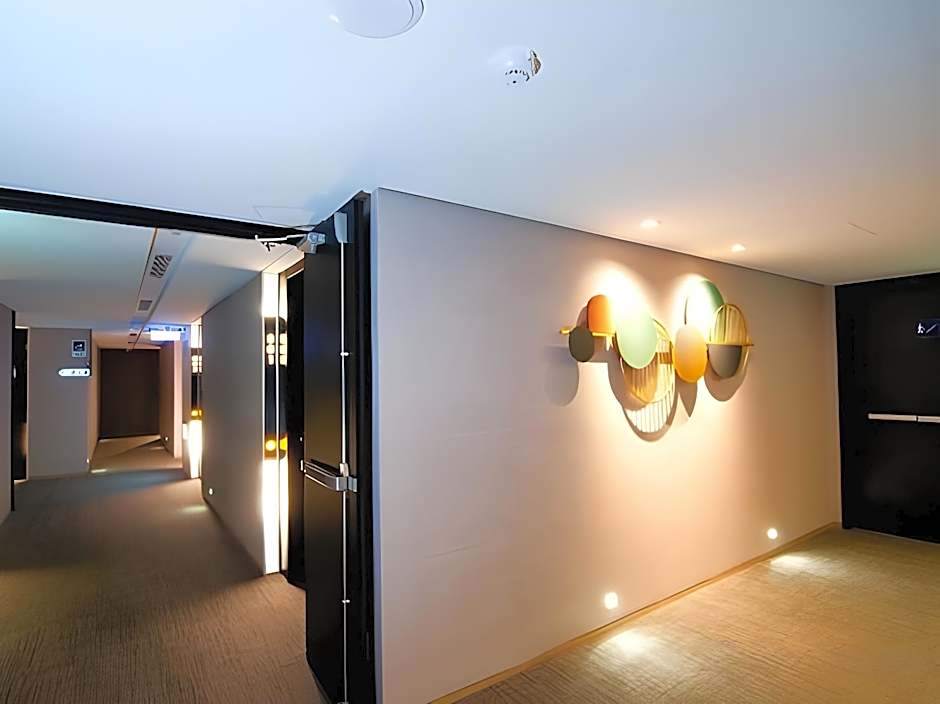 CHECK inn SELECT Chiayi RenAi