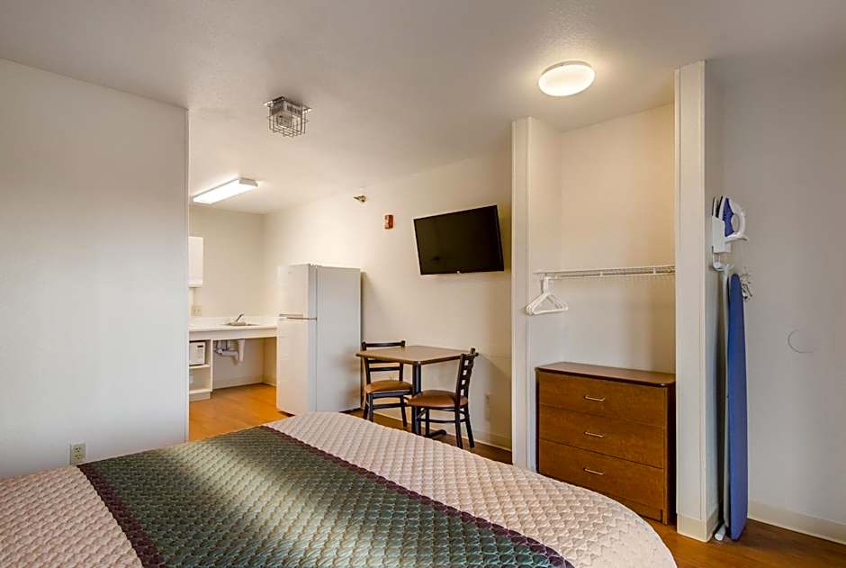 HomeTowne Studios Denver - Glendale/ Cherry Creek