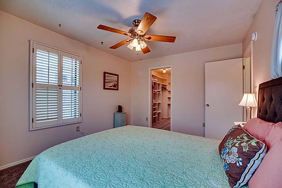Albuquerque Getaway with Sandia Mountain Views!