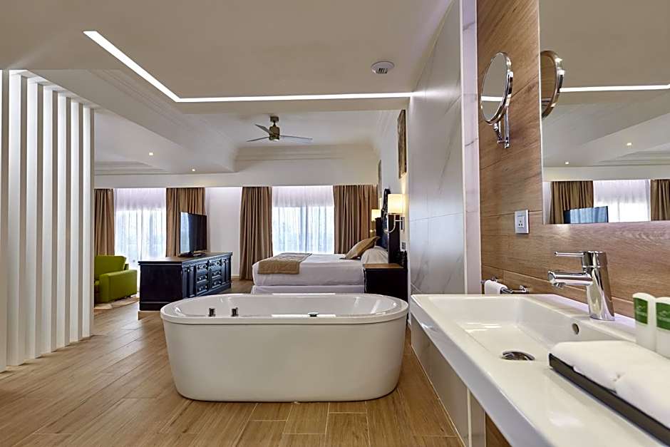 Photo 1 of 4 of Suite