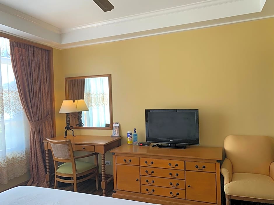 Privately-owned Superior Room with Garden View at The Manor Hotel Camp John Hay