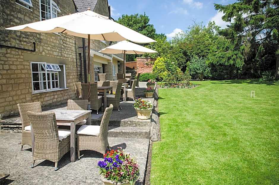 Pettifers Freehouse Hotel