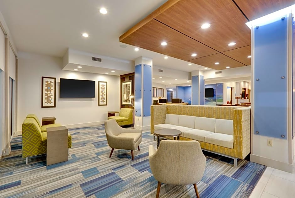 Holiday Inn Express & Suites Farmers Branch