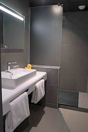 Standard Queen Room - Non-Smoking