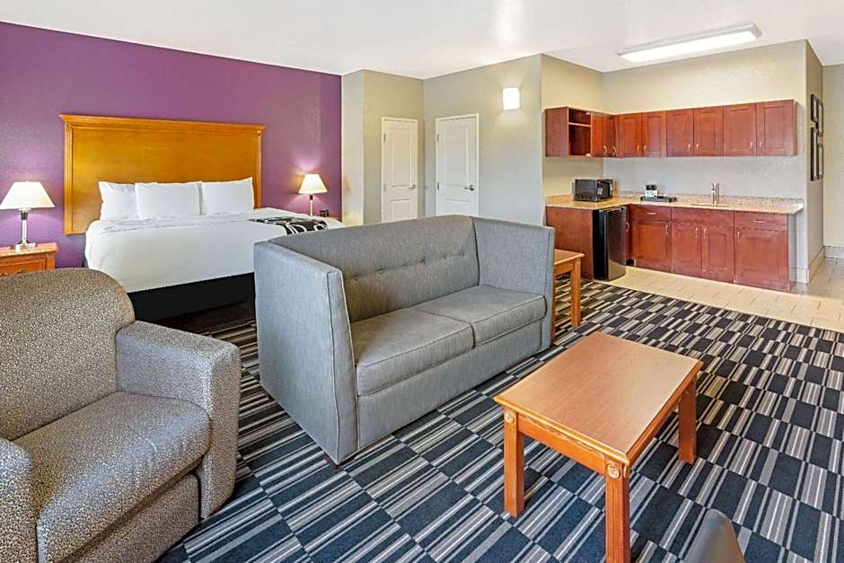 La Quinta Inn & Suites by Wyndham Ada