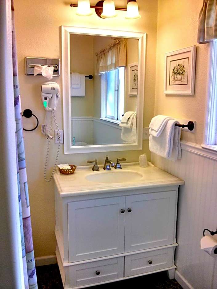 Green Gables Motel & Suites