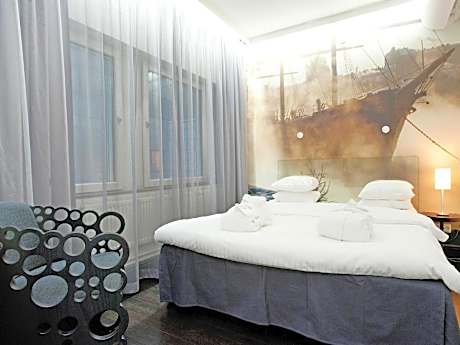 Deluxe Queen Room - 63 in bed