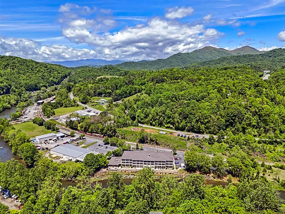 Best Western Plus River Escape Inn & Suites