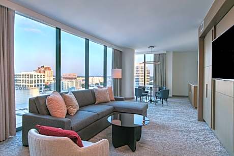 1 Bedroom Executive Suite, 1 King, Sofa bed, Balcony