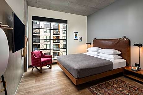 Guest room, 1 King,  City View (Mobility &amp; Hearing Accessible w/ Roll-in Shower)