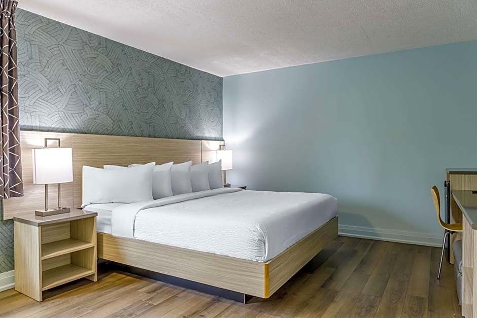 Motel 6 Niagara Falls, ON Near the Falls