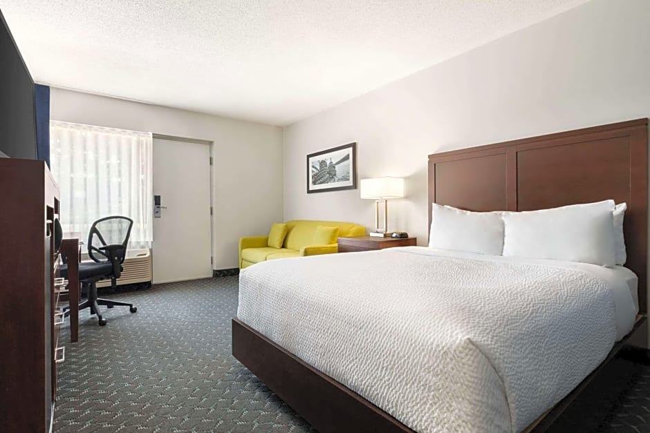 Days Inn by Wyndham Sarnia Harbourfront