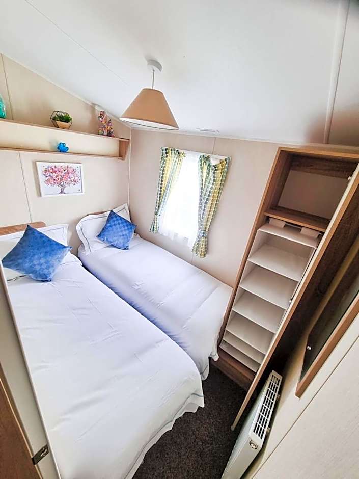 Chic, spacious & fun coastal retreat - family friendly - 3 min walk to beach