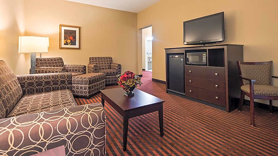 Photo 1 of 6 of 1 Queen Bed with Sofabed Suite