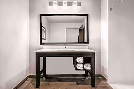 Queen Room with Two Queen Beds and Bath Tub - Mobility/Hearing Accessible - Non-Smoking