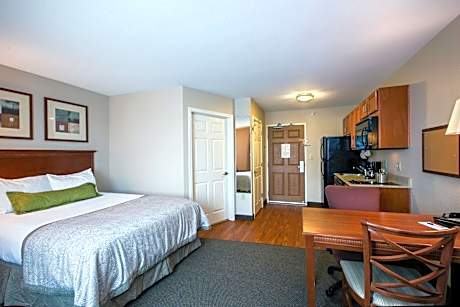 Studio Queen Suite with Accessible Tub