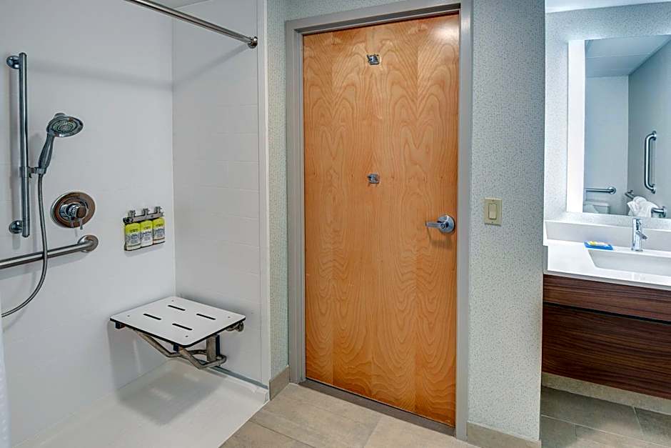 Holiday Inn Express & Suites West Long Branch - Eatontown By IHG