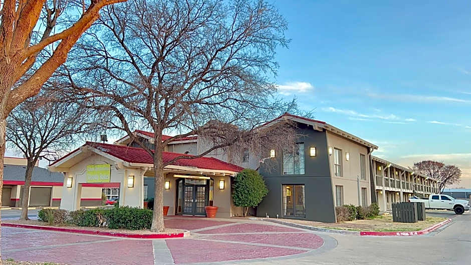 La Quinta Inn & Suites by Wyndham Mid-City