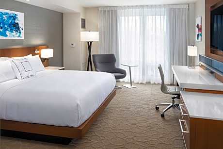 King Room with Mobility and Hearing Accessible w/Roll In Shower