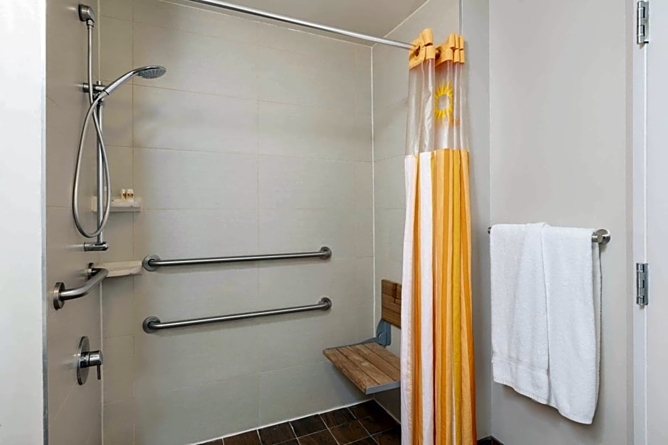 La Quinta Inn & Suites by Wyndham New York City Central Park