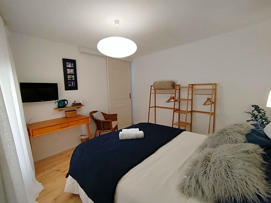 Chambres d'Hôtes et Gîtes- L'Abri sous Roche