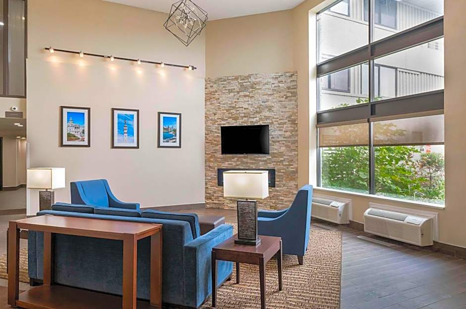 Comfort Inn & Suites North At The Pyramids
