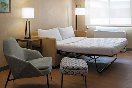 Traditional King Suite with Sofa Bed and Pool view - Mobility Accessible with Roll-in Shower
