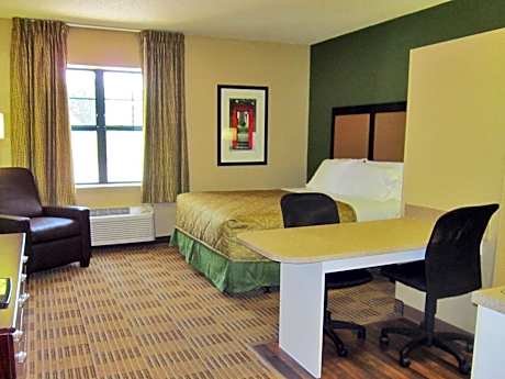Queen studio with 1 Queen Bed - Disability Access/Non-Smoking