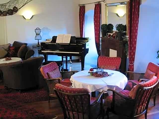 Burghaus & Villa Kronenburg